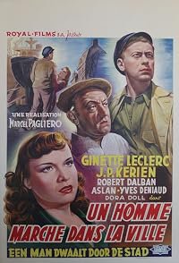 Un homme marche dans la ville poster