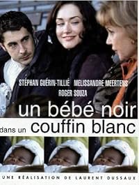 Un bébé noir dans un couffin blanc poster
